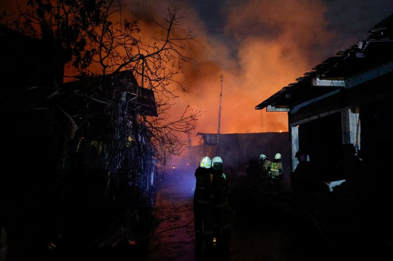 Pertamina fire: Blaze at Indonesian fuel storage station kills at least ... Api Lahap Apartemen Jakarta Barat, Puluhan Damkar Turun Tangan